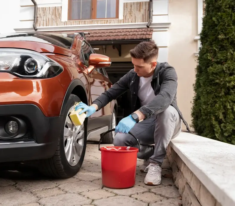 Lavage auto à domicile Gundolsheim : professionnel intervenant sur un véhicule